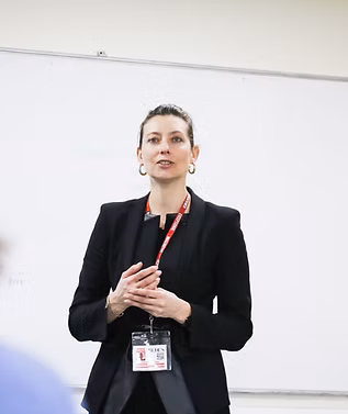Speakerin auf einer Bühne